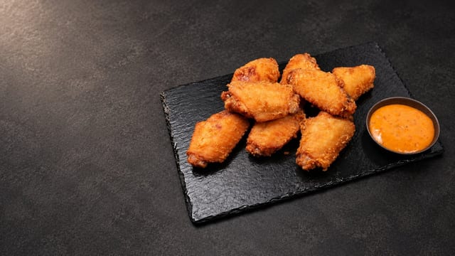 CRISPY HALAL CHICKEN WINGS.